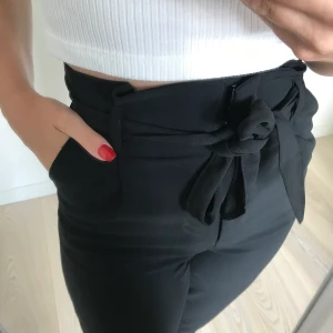 Byxor från HM slt. 32 - Supersnygga byxor med hög midja, lagda veck framtill, och knytband. Modellen är en lite tightare paper bag skulle jag säga. Använda endast ett par gånger. Säljer dom för att dom är för små tyvärr. Frakt tillkommer. 