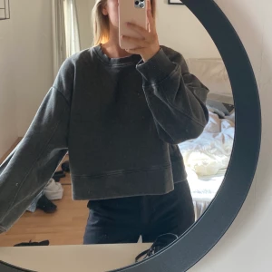 Sweatshirt  - Grå svart tjocktröja från zara, aldrig använd prislapp finns, jätte skönt material 