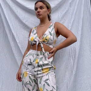 Jumpsuit🍋 - Superhärlig jumpsuit!!🍋 ljusrosa bas med citronmönster.