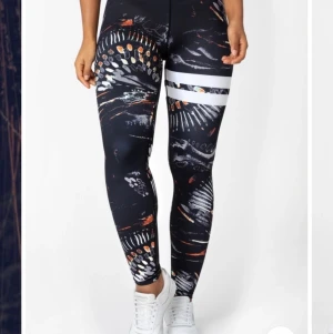 Stronger Voodoo tights - Säljer dessa supersnygga stronger tightsen i storlek s. Säljer dem då de inte används💖 Har bara använts ett par gånger så de är så gott som nya💗 Skriv privat om du är intresserad eller vill ha egna bilder💕