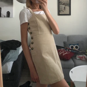 Manchesterklänning  - Skit fet beige snickar/manchesterklänning från Mango i strl S. Använd 1 gång så super fint skick! Köptes för 499kr! Kan hämtas upp på Södermalm annars kostar frakt 72kr!🥰