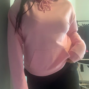 Rosa hoodie - Köpt på carlings för 399:- men säljer då den mest hängt i garderoben och inte kommit till användning. Hoodien är inte babyrosa utan lite starkare färg som man kan se på bild 2. Passar de flesta storlekar beroende på hur man vill att den sitter på :)