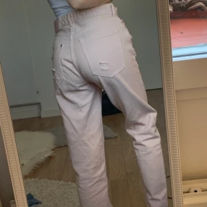 momjeans - snygga momjeans köpta här på plick i storlek 34 som är lite rosa i tonen(: 