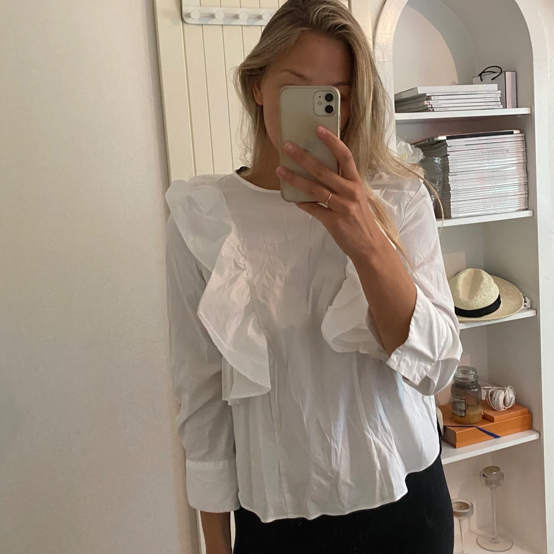 Vit blus med volang - 90