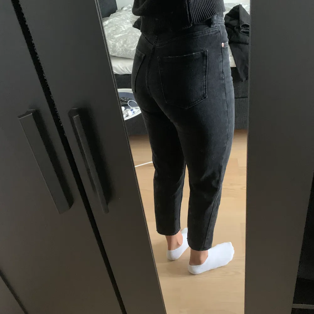 Säljer mina hyfsat nyköpta jeans från Monki. Säljes i väldigt bra skick och endast använda fåtal gånger. Sitter väldigt bra på benen och är sköna för att var jeans. Frakt betalas av köpare givetvis!                 Jag är 1.70 lång. Jeans & Byxor.