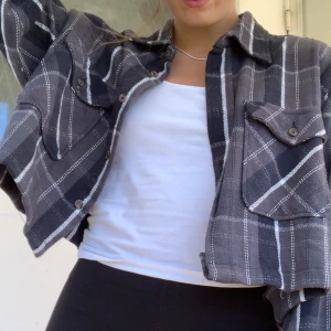 jacka - Jacka jag sytt själv av en skjorta i lite tjockare material från beyond retro! Köparen står för frakt💖 Jag har vanligtvis S