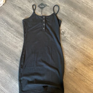 Svart klänning  - Helt oanvänd 