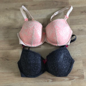 BH från Hunkemöller i strl 75E - Vadderade BH från Hunkemöller i storlek 75E. Båda är använda vid ett fåtal tillfällen. Tvättar dem innan jag skickar dem. Båda för 80:- frakt tillkommer. 