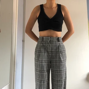 Croptop linne - Ett avklippt och omsytt linne som passar till alllt!! Frakt kostar endast 11kr;)