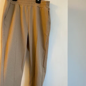 Kostymbyxor - Beiga kostymbyxor från Gina tricot. Stretchiga i materialet. Aldrig använda, prislapp kvar. Frakt tillkommer