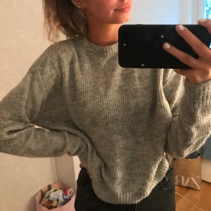 Stickad tröja - Stickad tröja köpt från hm. Använd ett par gånger men fortfarande jättefin. Använder inte denna längre, 70kr + frakt