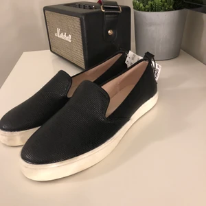 Sneakers  - Helt nya sneakers från hm som jag aldrig använt.Säljer pågrund av att de är för stora.Köparen står för frakt⚡️