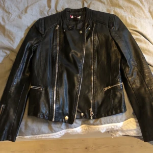 Snygg skinnjacka i strl 34-36 - Snygg fake skinnjacka inköpt i USA. Har tre skinnjackor så säljer denna då den aldrig blivit använd. Så i nyskick 🥰