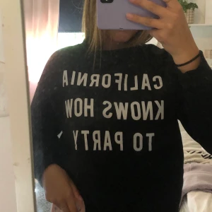 swetshirt  - svart swetshirt med texten på framsidan, jätte skön å as bra passform. 