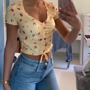 Blommig topp - säljer denna då den inte kommer till användning