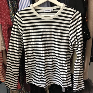 Randig tröja  - Från Weekday, knappast använd! Frakt tillkommer.