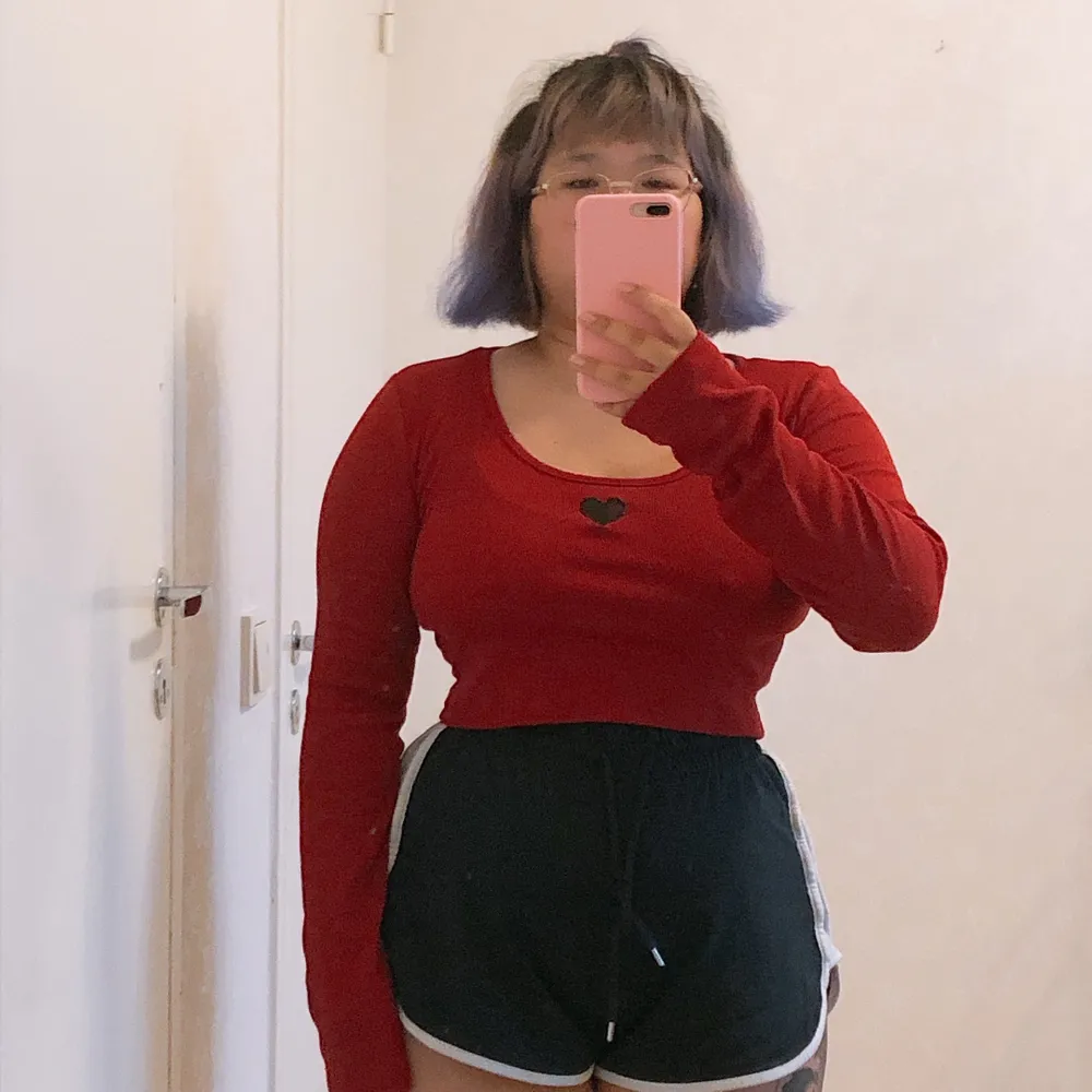 Croptop från lazy oaf. Har väldigt långa ärmar.. Toppar.