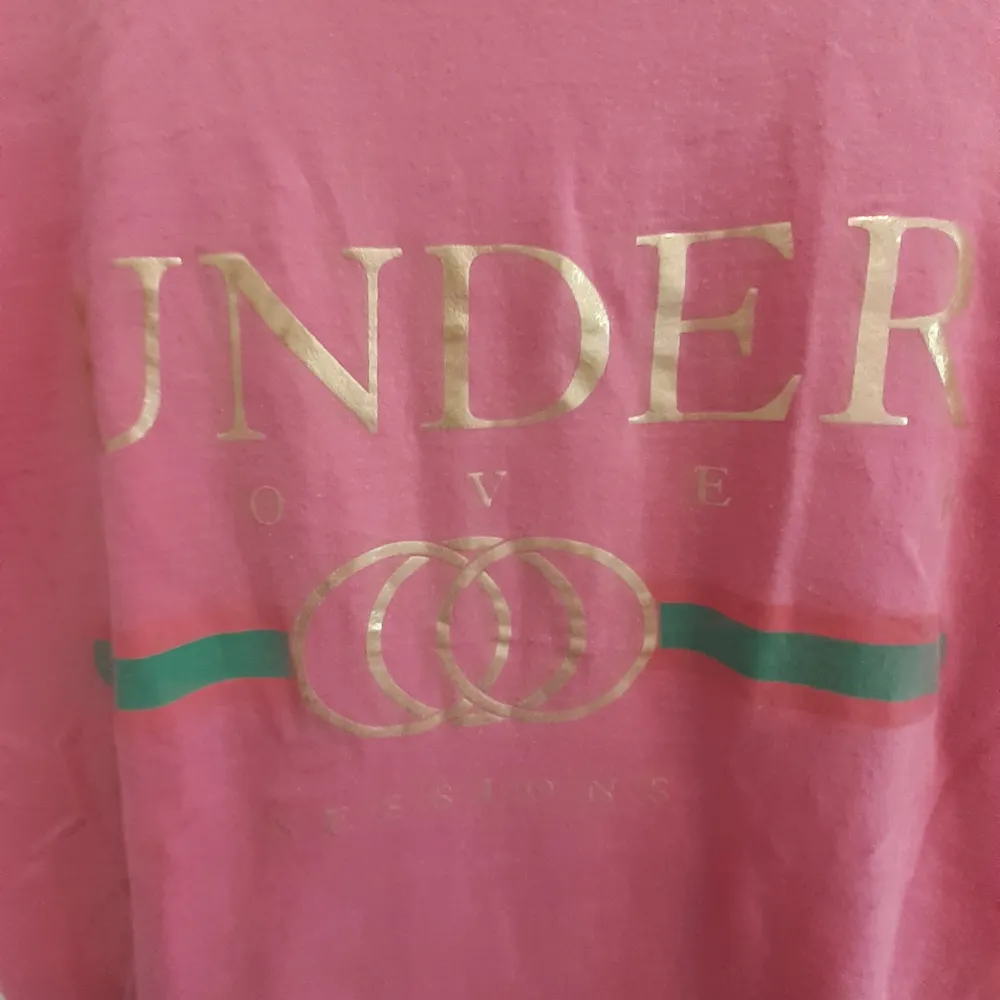 En rosa t-shirt med guldtryck från river Island. Knappt använd. Står storlek 8 i den men skulle säga att den sitter som en small!Frakt ingår i priset💋. T-shirts.