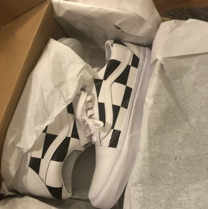 Vans svart vita - Nya vans, väldigt söta och annorlunda:)