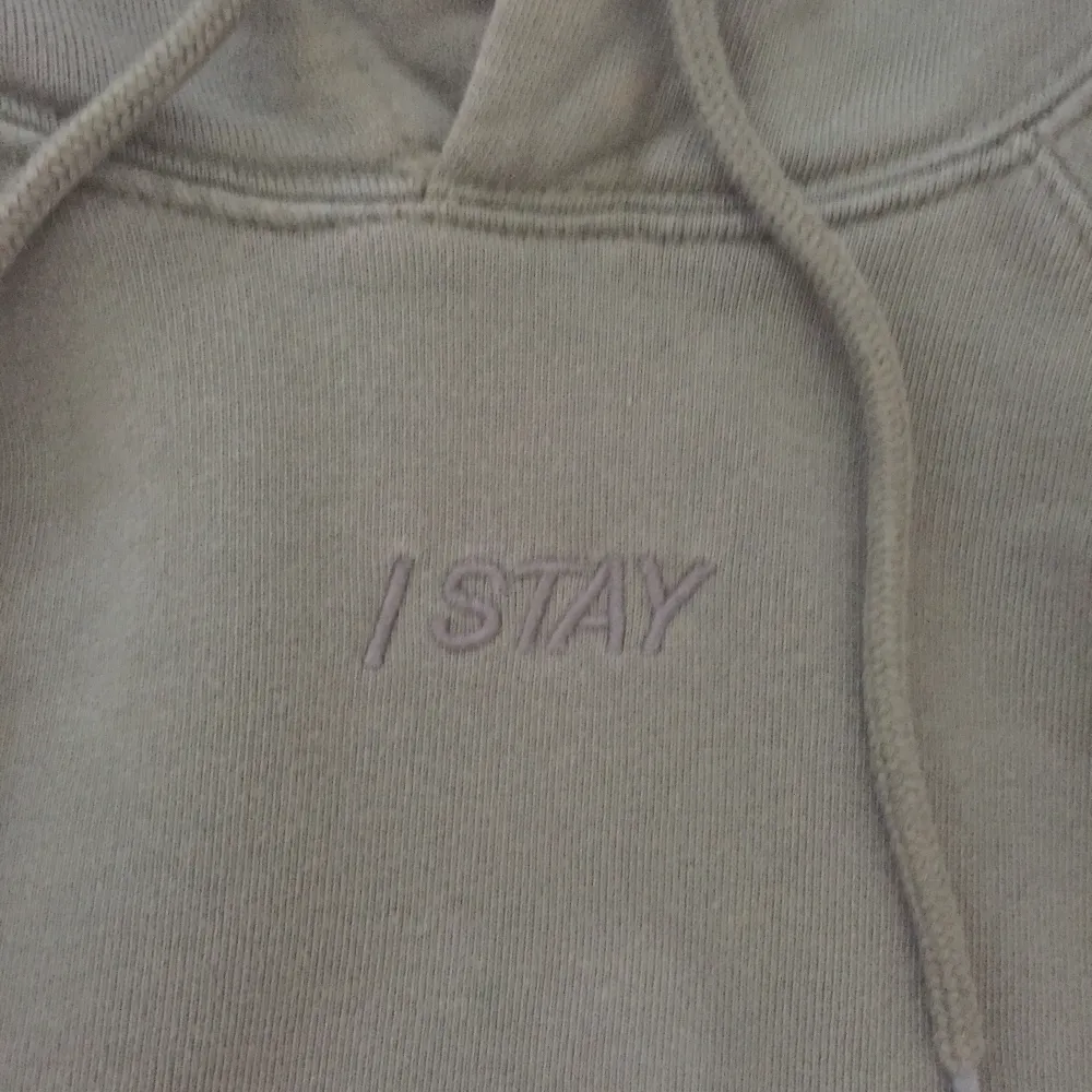 Militärgrön hoodie från stay! Fraktar eller möts upp i Stockholm💕. Hoodies.