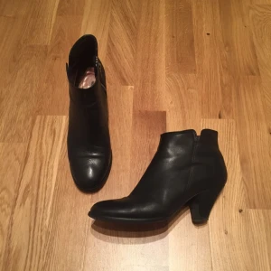  - Supersköna, snygga svarta stövletter från HOPE.
Använda men fortfarande i fint skick! 
