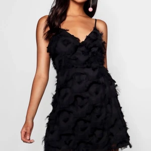 Klänning (prislapp kvar) - Oanvänd klänning från boohoo i storlek 38. Går att knyta åt och skulle säga att den passar S-M.