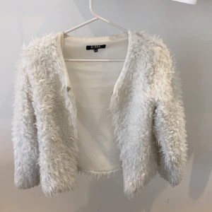 Vit Pälsjacka - Fin pälsjacka som är vit. Använd fåtal gånger så bra skick. Frakt 59kr🤍🤍