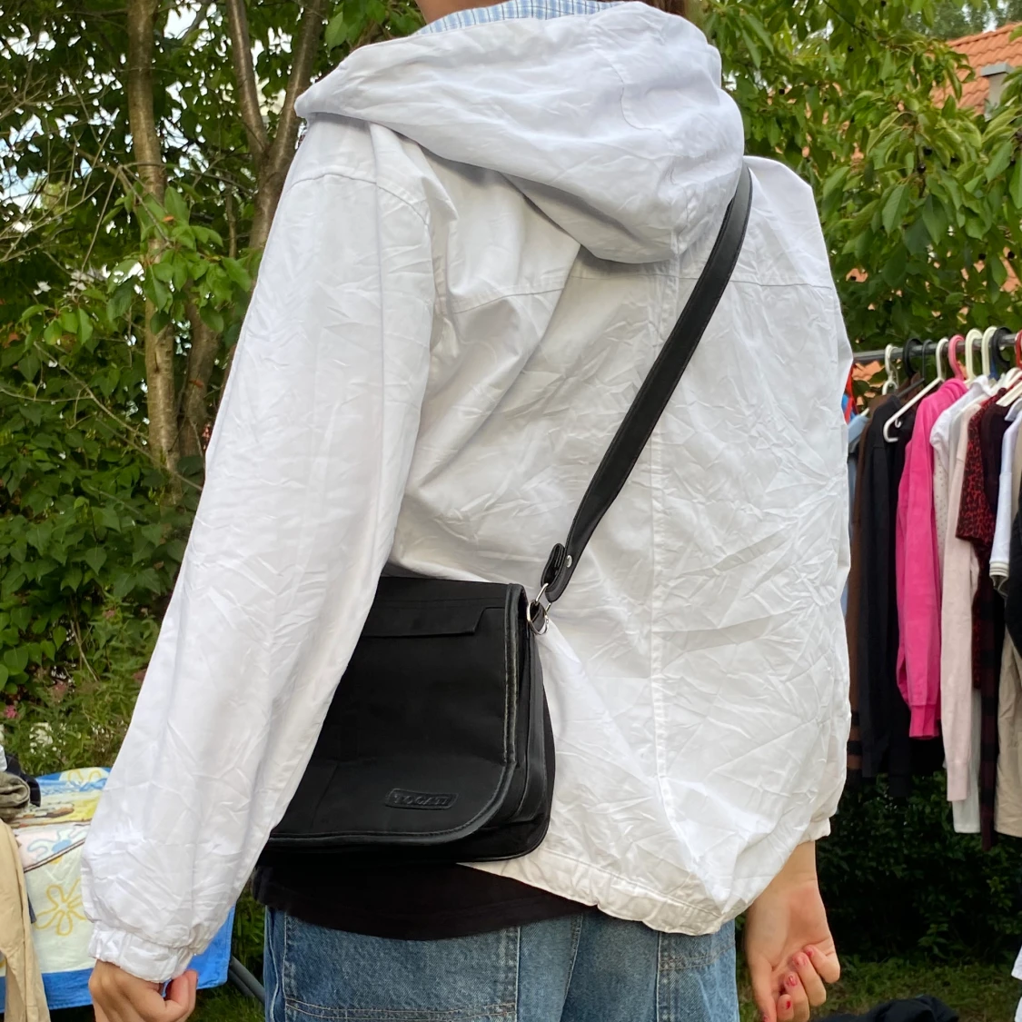 Vit vindjacka med blåa detaljer - 90