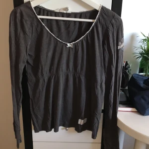Mörkgrå blus/tröja från odd molly - Snygg långärmad mörkgrå tröja/blus från odd molly, väldigt fint skick, finns två supersmå hål som knappt syns. storlek 1 vilket motsvarar XS/S/34/36. Frakt tillkommer💕