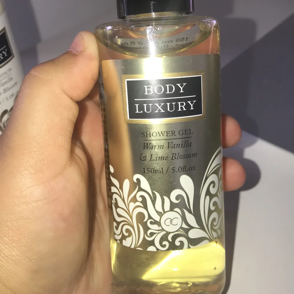 En body lotion och en shower gel i lukt warm vanilla som är oanvänd en kostar 50 styk . Accessoarer.