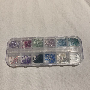 Nagel stenar  - Stenar till att dekorera naglarna med, Aldrig använda. Nypris 100kr. Säljer för 60kr med frakten inräknat i priset.😊