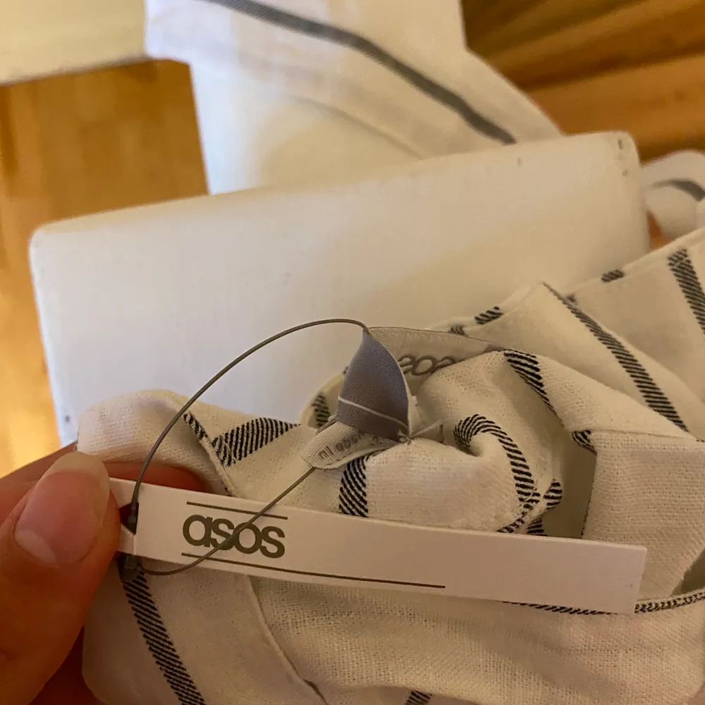 Ett par fantastiska lösa randiga byxor från asos.                    ALDRIG ANVÄNDA och nypris på 399kr.                                  Storlek 38, slutar strax över marken på mig som är 1.74cm. Jeans & Byxor.