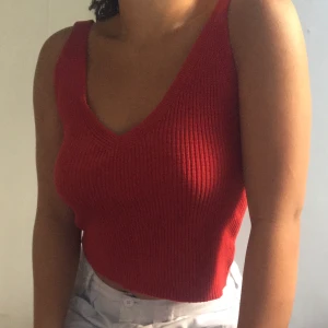 Rött linne  - Jättefint rött stickat linne! Strl S-M