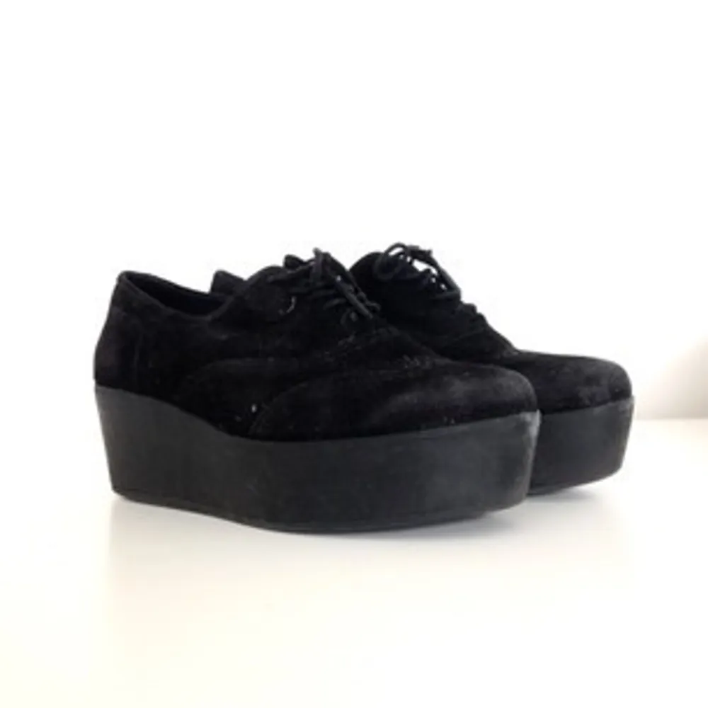 Amaazing Vagabond platforms in black suede. Pretty worn but great quality so still looking great!! A bit dirty but easily fixed.. Skor.