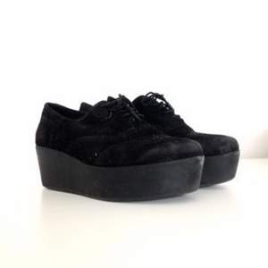 Amaazing Vagabond platforms in black suede. Pretty worn but great quality so still looking great!! A bit dirty but easily fixed.