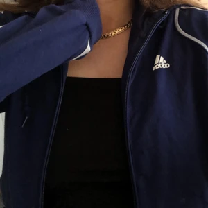 Adidas zip hoodie  - Säljer denna marinblåa adidas zip hoodie som är i herrmodell storlek M,lite oversized. Riktigt skön och bara använd fåtal gånger! Säljer pågrund att att det inte är min stil. 280kr +frakt 