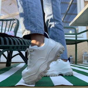 Eytys storlek 40 - Jätte fina eytys som bara är lite slitna på sulan, har inte används många ggr!  Storlek 40, ordinarie pris 1800kr. Bekväma att gå i!