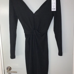 Rut&circle klänning - Svart glittrig klänning i str XS (passar även som S) perfekt  för en ute kväll! Ej använd! (Org pris 299kr)
