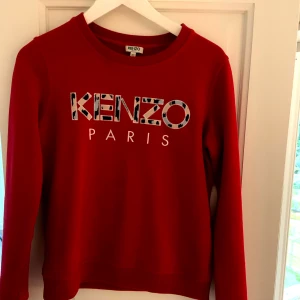Kenzo tröja, röd - Jag säljer min kenzo tröja då den inte kommer till användning! Bara använt den några gånger, den är super fin och hör av er vid intresse!💕Nypris 2000kr