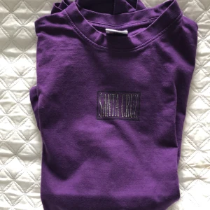 Santa Cruz - Tjena säljer nu min nästan knappt använda Santa Cruz tröja , Den är i väldigt bra skick och kan posta den varsom i Sverige, kan stå för frakt beror sig på bara var du bor. Om du undrar något mer så är det bara att skriva 😁🌞 