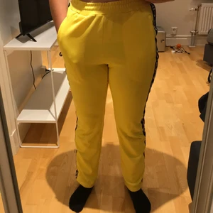Fila byxor - Gula fina fila byxor. De är i bra skick men det finns lite små fläckar längst ner vid båda benen, dock ingenting man märker om man inte kollar just där. Nypris: 400kr