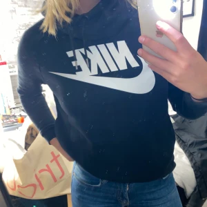 Huvtröja från Nike - Hoddie från Nike super mysig med hög krage, frakt tillkommer🌸🌸