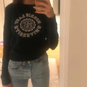 Morris sweatshirt - Säljer min jätte fina navy blir sweatshirt från Morris som dessutom är mycket sparsamt använd