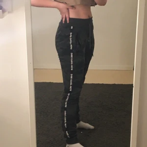 Mjukisbyxor - Supersköna mjukisbyxor från DNMD Streetwear! Dessa är egentligen en killmodell men de passar lika bra oavsett kön. De är i nyskick och är fortfarande ”luddiga” på insidan som nya mjukisplagg brukar vara! 