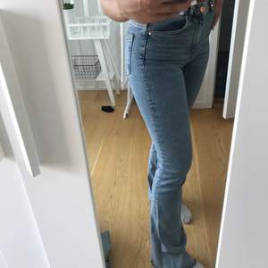 Säljer min superfina bootcut jeans från bikbok då jag aldrig får användning för dom💕 Jeansen är använda Max 10 gånger och är i väldigt bra skick🥰Frakt tillkommer