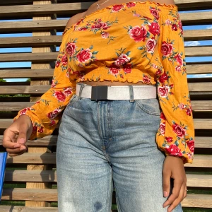 Off-shoulder sommartorp från H&M - Köpte dagen innan skolavslutning och använt 1 gång. Fortfarande i topp skick även fast den köptes cirka 2 år sen. Väldigt luftig o skön material