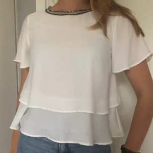 Zara blus - En söt blus från Zara, använd ett fåtal gånger. Köparen står för frakten som ligger på 88 kr, hör av er för mer bilder :)