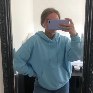 Ljusblå hoodie fr. Weekday - Ljusblå hoodie från Weekday. Strl S men är väldigt oversized, endast använd 1 gång. Nypris 350kr