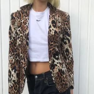 Säljer min leopard blazer 