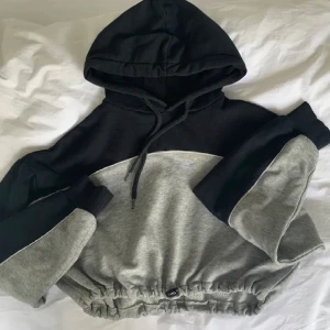 Hoodie - Croppad hoodie från H&M. Lånad bild men skicka för fler!